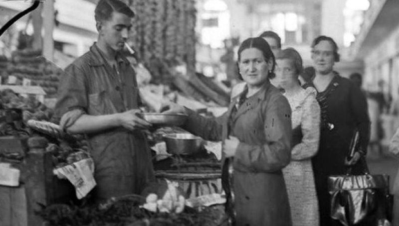 Personas inmigrantes en el mercado a principios del siglo XX